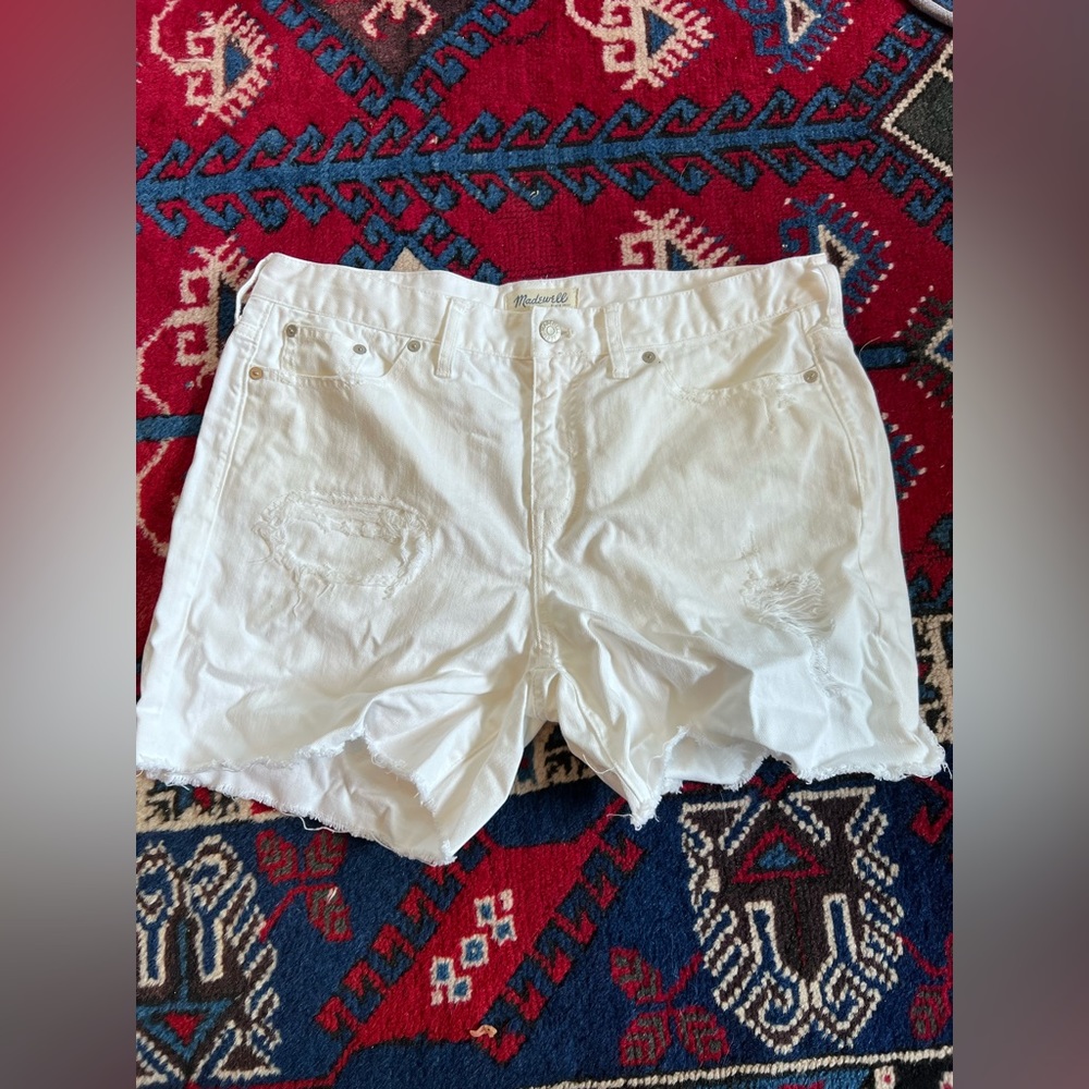 MADEWELL WHITE DISTRESSED MOM JEAN SHORT IN WHITE TILE